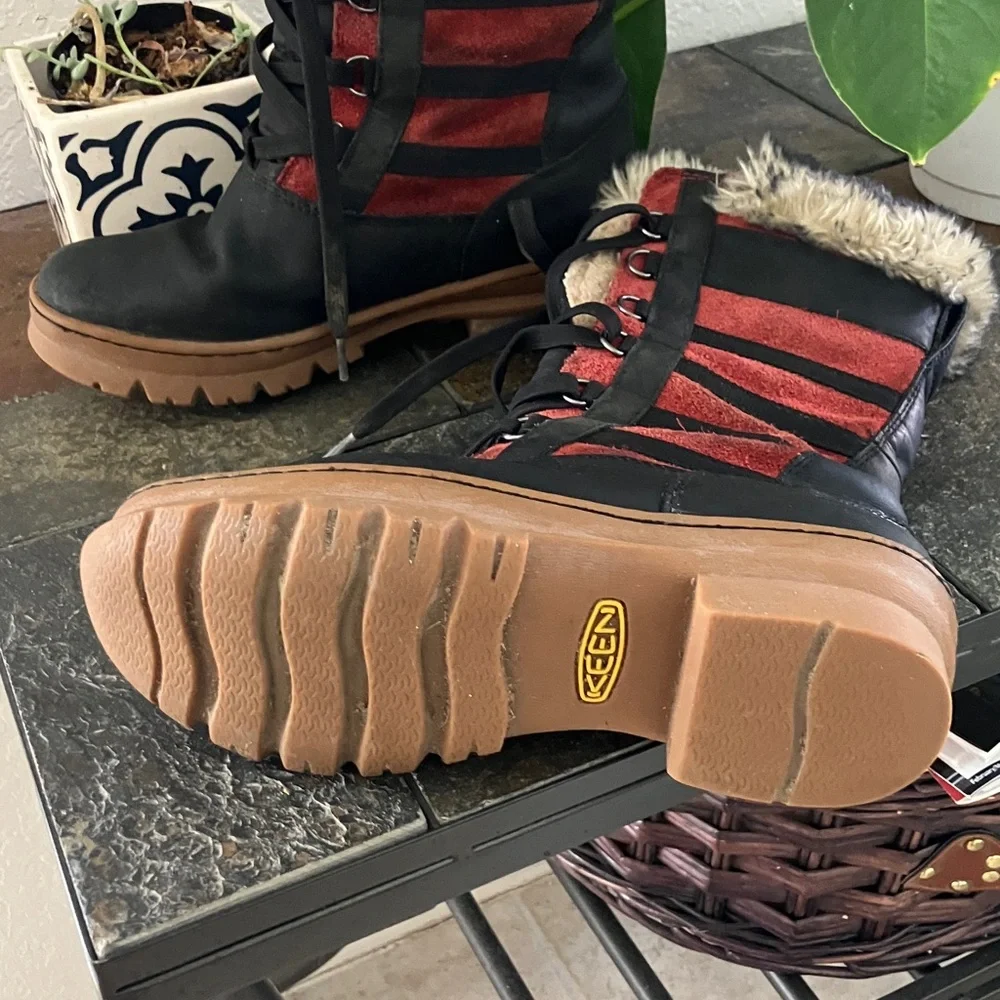 Keen Wapato Black & Red Talk Waterproof Winter Boots Size 7 good used condition